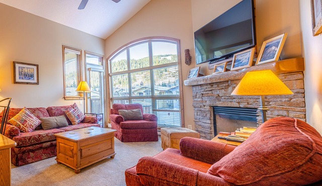 Upper floor 2 bedroom condo with easy access to ski trails