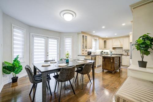 Upper-Level Classic House in Richmond Hill