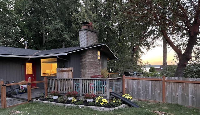 Upper Level Cozy Cottage on Ostrich Bay, minutes from the Seattle Ferry