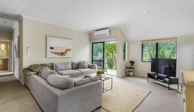 Upper Floor 2BR Unit near Eastern Auckland Beaches
