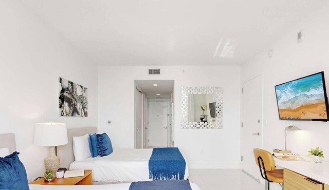 Upper studio w/Balcony + Pool + Gym- Near Beach