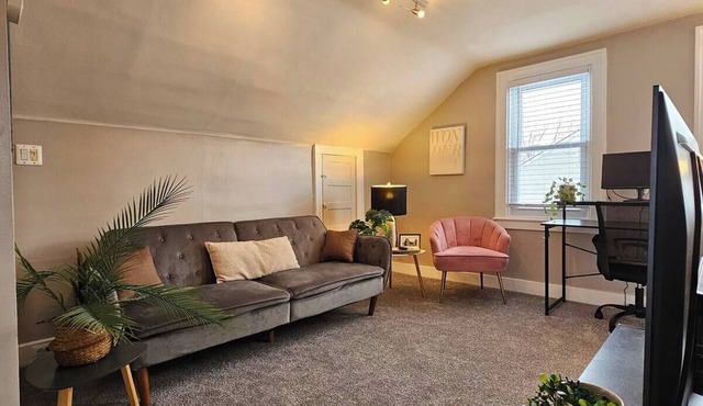 Upper Unit Apartment with 2 Bedrooms - Workspace -Walk to Downtown Ferndale