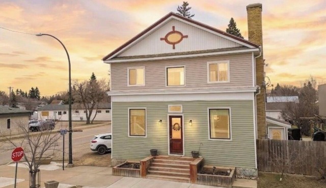 Upper unit with room to bring the whole family.