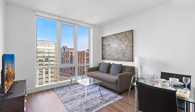 Upscale 1BR in Downtown | Kitchen | Gym | Work Space