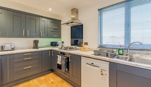 Upscale 2-Bed & Bath Flat in Newport
