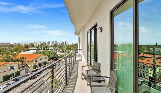 Upscale 3/3 Condo: Prime Location by FLL & Beach