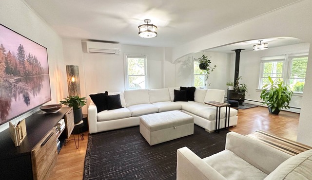 Upscale 4BR Cottage Walk to Middlebury College & Town Hot Tub Pet-Friendly