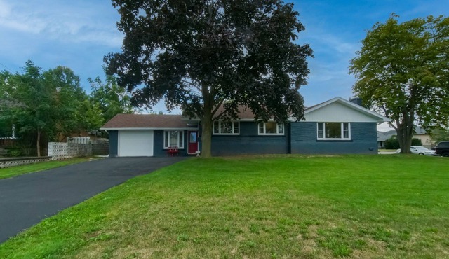 Upscale 5 bedroom, 3 bath bungalow near the lake and wineries