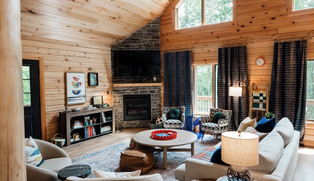 Upscale 5BR Cabin at Deep Creek - 4 King Suites + Hot Tub & Dog Friendly