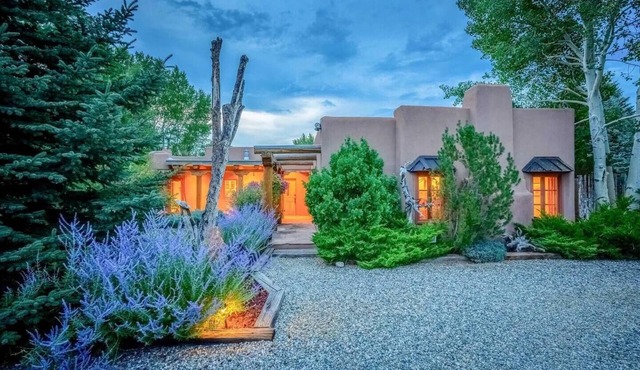 Upscale Adobe home on 2 acres, 20 min to Taos Ski Valley, Mtn Views, Birding