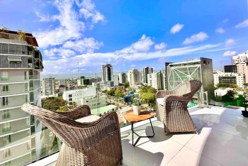 Upscale Centric Apt, City Views