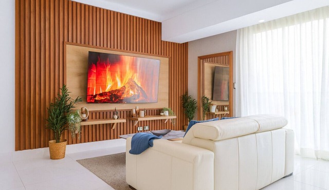 Upscale, City Center Luxury Condo, Beautifully Decorated, King Bed, Pool.