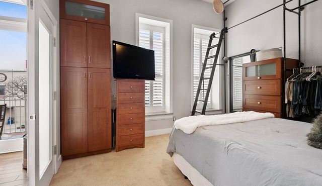 Upscale Condo located right downtown near Silver Beach, restaurants, & shopping!