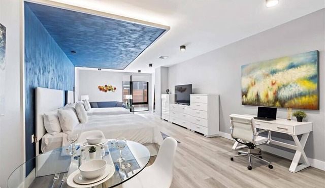 Upscale Double King Suite| Fitness Center | Mott Haven
