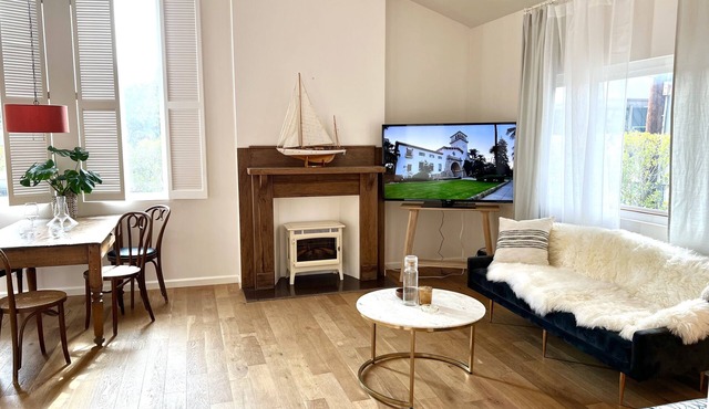 Upscale & Hip Home Downtown Two Bedroom