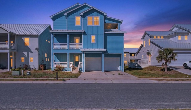 Upscale home! Beach Access! Community Pool