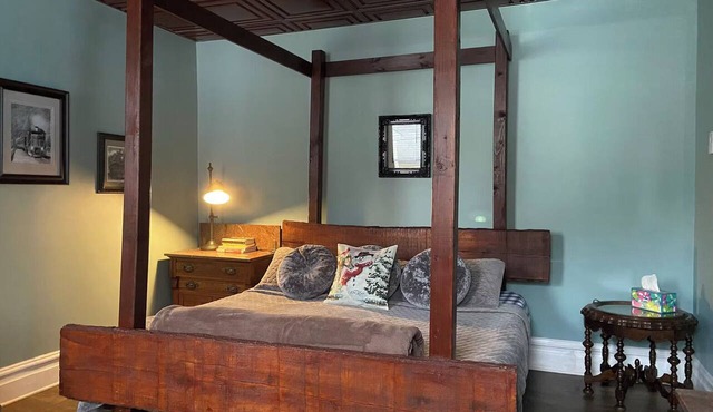 Upscale King Suite with Purple Mattress and reserved off-street parking