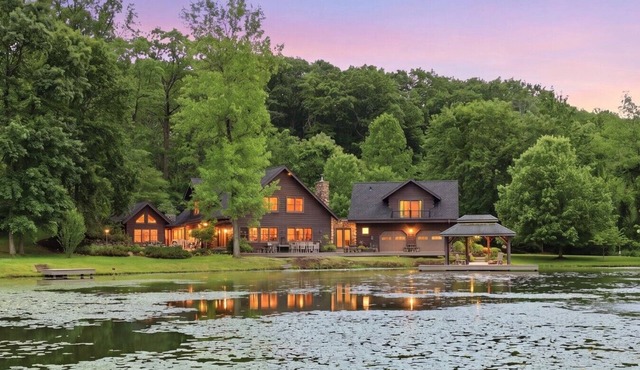 Upscale log cabin w/20` ceilings, indoor hot tub & King beds