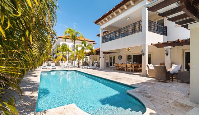 Upscale Mediterranean Villa Great location!