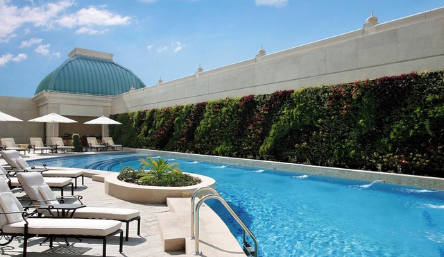 Upscale Palace Life: 1-BR Diplomat Suite in Luxurious Dubai Central