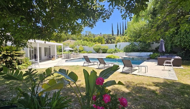 UPSCALE PRIVATE HOUSE RELAX POOL&JACUZZI 4BEDROOM 3BATH exceptional LOCATION