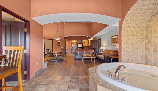 Upscale, Riverview, 3BR, 3BA, 2040SF, Main floor, 14ft Ceiling