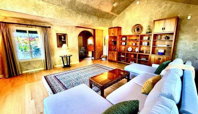Upscale Rustic Tuscan Villa with Pool in Wine Country