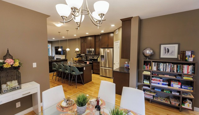 Upscale Saskatoon Getaway Private Yard Quiet Neighbourhood Sleeps 7