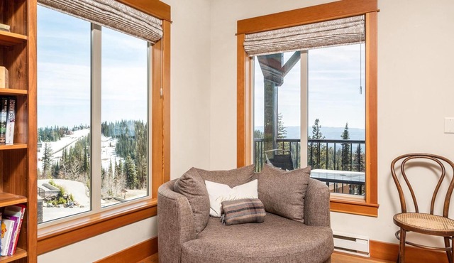 Upscale Ski In/Out Duplex on The Ridge with Garage, Private Hot Tub, laundry