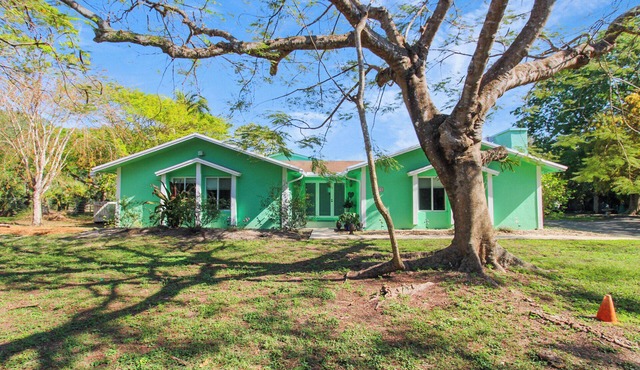 Upscale Tropical Hideaway for Families & Groups! Pet-Friendly!