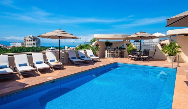 UPSCALE VILLA IN DOWNTOWN W PRIVATE POOL JACUZZI STAFF STUNNING DECOR