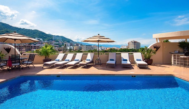 UPSCALE VILLA JACUZZI POOL & STAFF A FEW METERS FROM ELIZABETH TAYLOR EX HOUSE