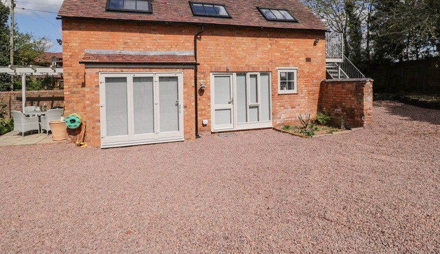 UPSIDE DOWN HOUSE, family friendly, with a garden in Callow End