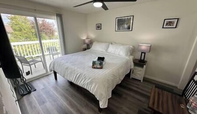 Upstairs, Studio w/King Bed, AC and heat.