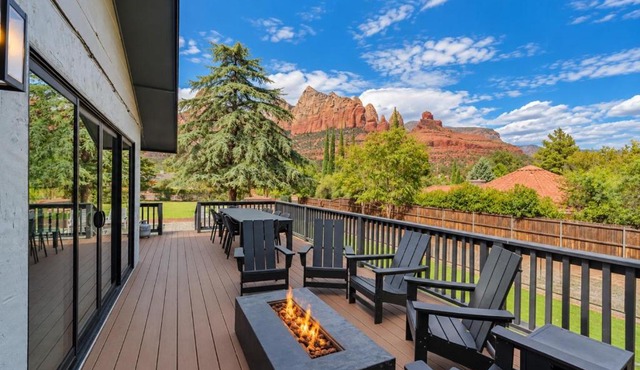 Uptown Sedona Retreat wit Views and Hot Tub