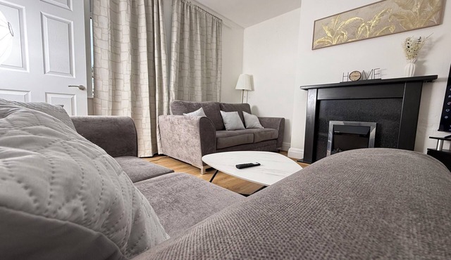 Urban Calm – Spacious 3-Bed Home with Free Parking Self Check-In