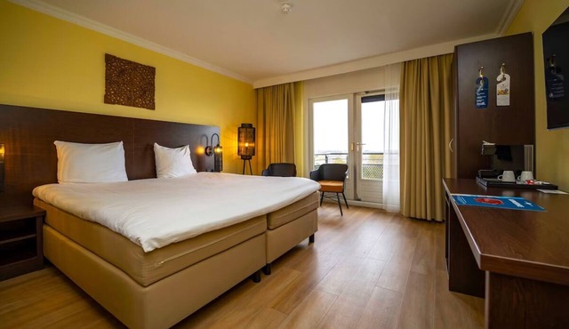 Urban Comfort Meets Coastal Relaxation! Free Breakfast, Sea View!