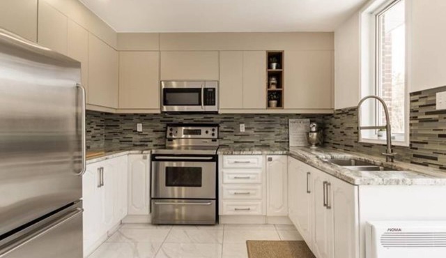 Urban Family Townhouse close to highway *FREE PARKING!* - Laval