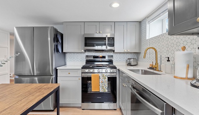 Urban Hideaway 2BR Pets OK Park 2 Cars Laundry Fast WIFI