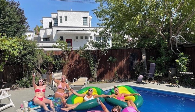 Urban Loft, poolside getaway. Heart of downtown!
