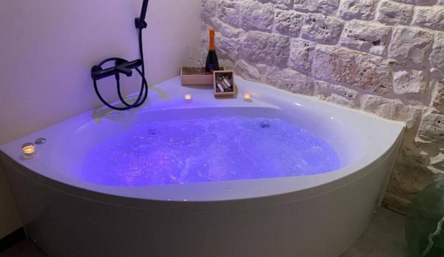 Urban Luxury in Conversano: Discover the Exclusive Suite 20 with Hot Tub