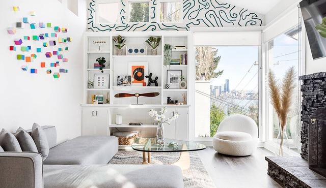 Urban Oasis: Bright Loft with City View Near Ferry