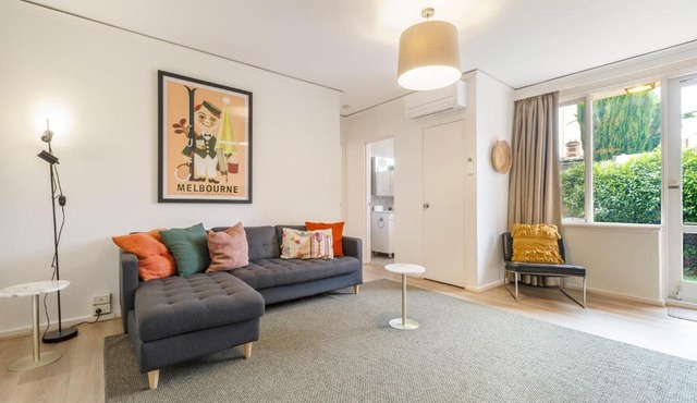 Urban Retro - Experience Vibrant Courtyard Charm