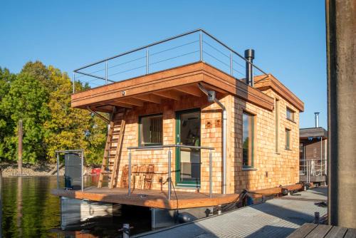 Uriges Tiny Hausboot mit Kamin im Winter auf der Dove Elbe
