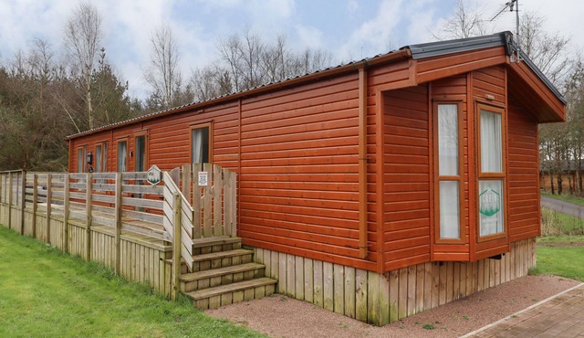URSA, pet friendly, character holiday cottage in Felmoor Park