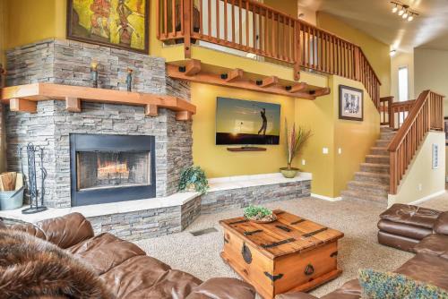 Utopia End-Unit Townhome On the 18th Hole Pool Table Fun Porch with Great Views
