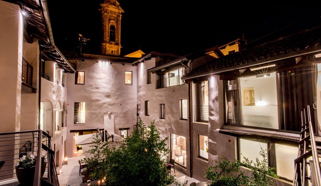 Uve Rooms & Wine Bar