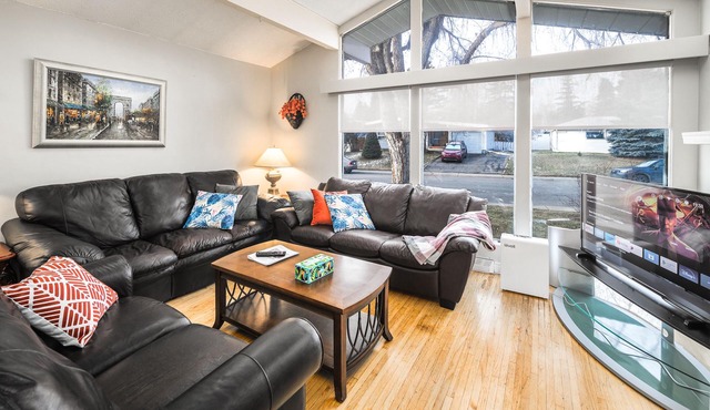 V@Home Stylish 5BR/2BA Retreat, Central Location, Groups & Families