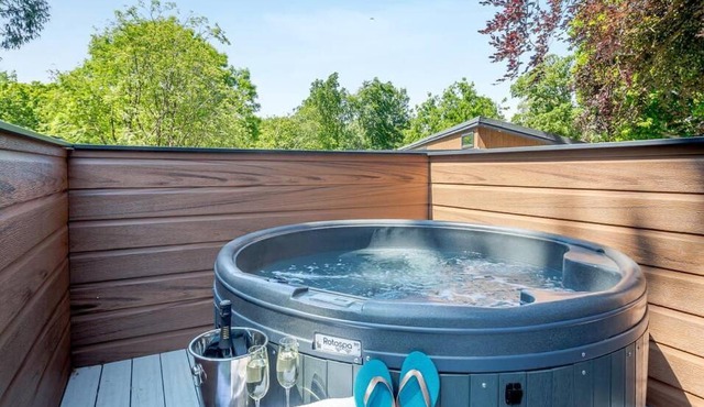 V28 - The Lookout with Hot Tub