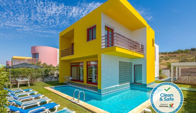 V4 Villa with private pool, garden and sea views